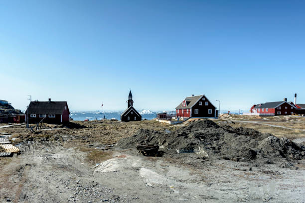 церковь в провинции илулиссат с айсбергами в северной ледовитом океане в гренландии - inuit culture стоковые фото и изображения