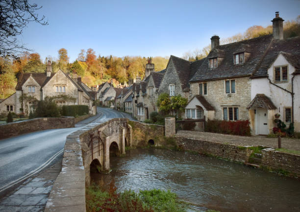 cotswolds świt - castle combe zdjęcia i obrazy z banku zdjęć