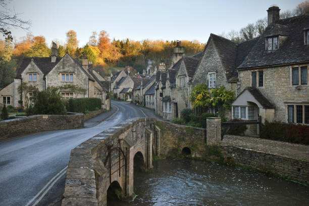 cotswolds świt - castle combe zdjęcia i obrazy z banku zdjęć