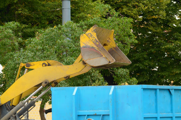 istock Cleaning the streets of trash.. 872120434