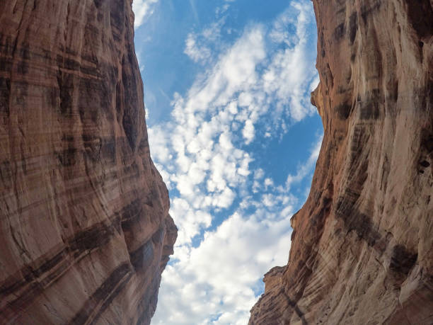 Looking up through a canyon Look up at the sky omarama stock pictures, royalty-free photos & images