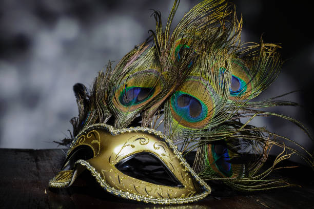 暗い背景に孔雀の羽とカーニバル ベネチアン マスク - carnival mardi gras mask peacock ストックフォトと画像