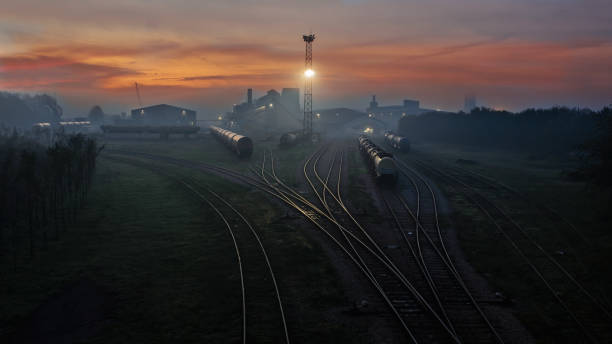 bahnhof im morgengrauen - car pursuit chasing night stock-fotos und bilder