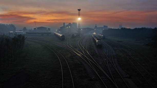 夜明けの鉄道駅 - car pursuit chasing night ストックフォトと画像