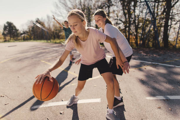 teenage basketball players - activity sport teenager nature imagens e fotografias de stock