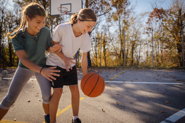10 代のバスケット ボール選手 - basketball teenager nature outdoors ストックフォトと画像