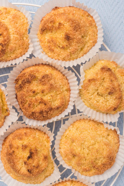 acercamiento del coco almendrados caseras - macaroon cake candy variation fotografías e imágenes de stock