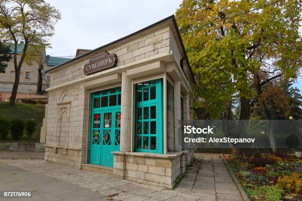 Tsvetnik 公園でレールモントフ ギャラリー近くの土産物店。ピャチゴルスク, ロシア - ストックフォト・写真素材...