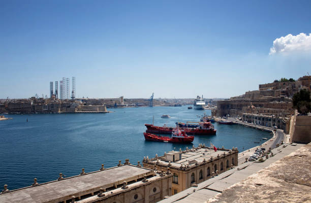 vue des navires et la ville de la valette à malte. - dry dock harbor cruise ship pier photos et images de collection