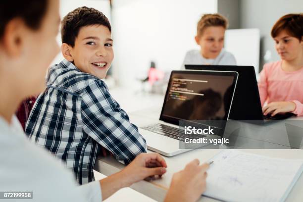 Kinder Im Der Schulecode Stockfoto und mehr Bilder von Code - Code, Kind, Teenager-Alter
