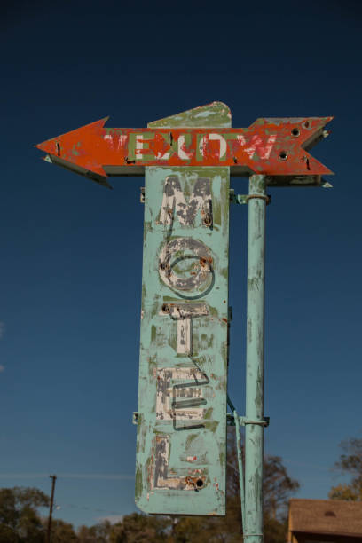 istock Motel Sign with Arrow 872222228