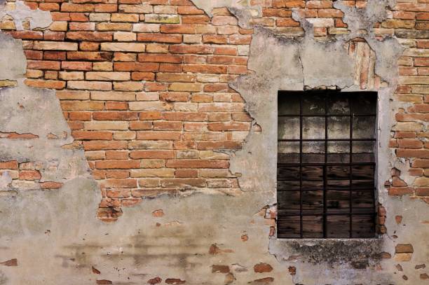 istock Window with gratings in an old house (Pesaro, Italy) 872222640