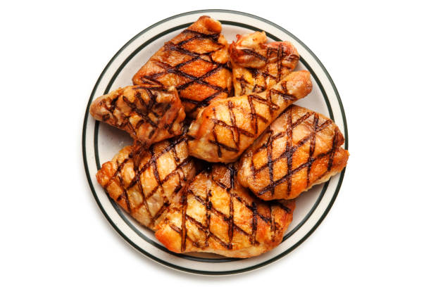 курица-гриль на тарелке - chicken barbecue chicken barbecue grilled chicken стоковые фото и изображения