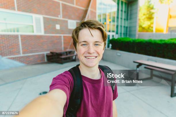 Muchacho Alegre Adolescente Con Mochila Tomando Selfie Exterior Foto de stock y más banco de imágenes de Chicos adolescentes