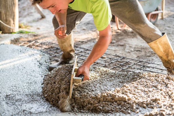 trabajo con cemento - construction worker building contractor craftsperson full length fotografías e imágenes de stock