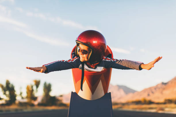 jóvenes stunt boy y bala de cañón humana - despegar actividad fotografías e imágenes de stock