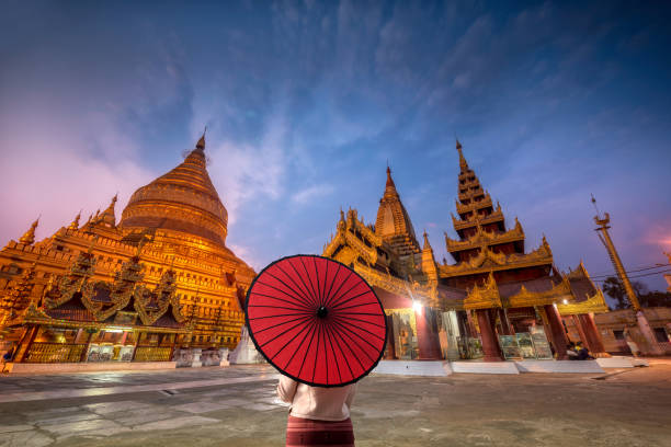 pagoda shwezigon dorata a bagan, myanmar - yangon foto e immagini stock