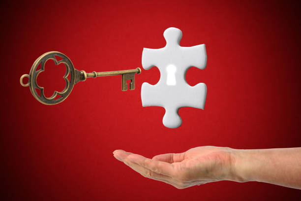 공중에 빈 직소 퍼즐의 열쇠 구멍에 있는 골동품 해골 키 삽입 - business relationship skeleton key key puzzle 뉴스 사진 이미지