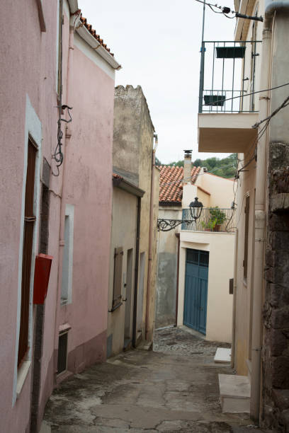 istock a narrow alleyway 872274872