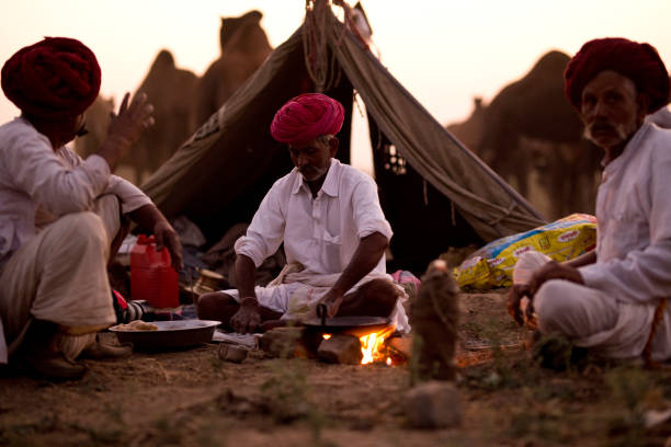 ラクダ トレーダー プシュカルで砂漠の料理 - india campfire desert camel ストックフォトと画像