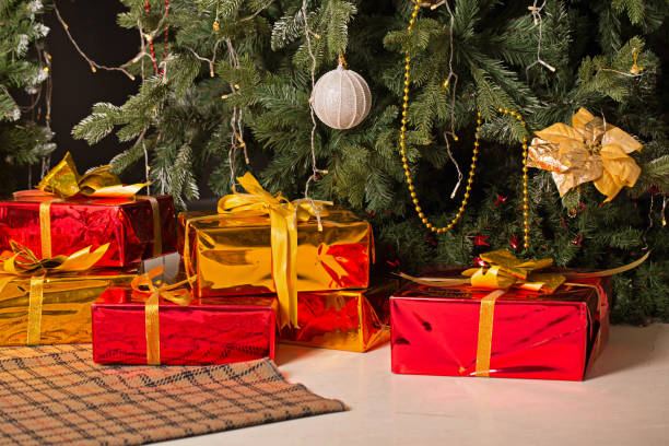istock Christmas tree and gifts 872281528