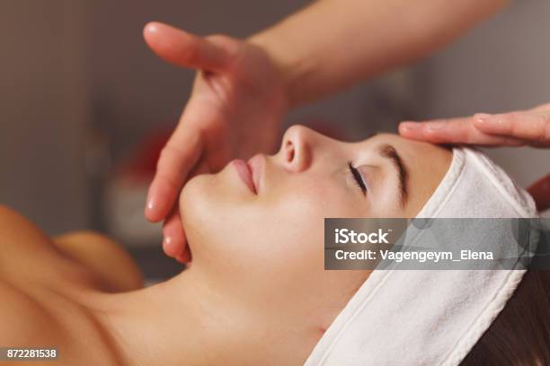 Tratamiento De Spa Masaje De Cara Foto de stock y más banco de imágenes de Máscara facial - Máscara facial, Spa, Tratamiento de spa