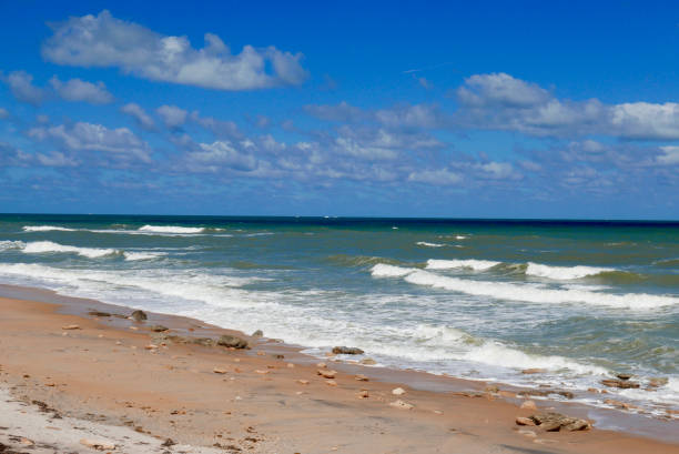 istock Horizon view of a Florida beach 872285446