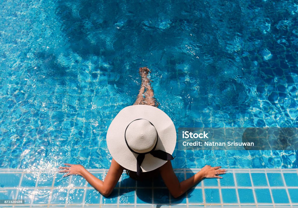 Jeune femme asiatique relaxante. - Photo de Piscine libre de droits