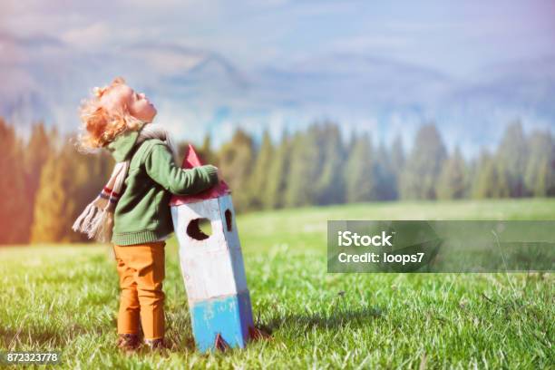 Photo libre de droit de Vous Rêvez De Voler Dun Cheveux Frisé Fillette banque d'images et plus d'images libres de droit de Enfant - Enfant, Le Futur, Enfance