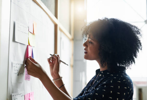 le gusta planificar su día - career planning fotografías e imágenes de stock