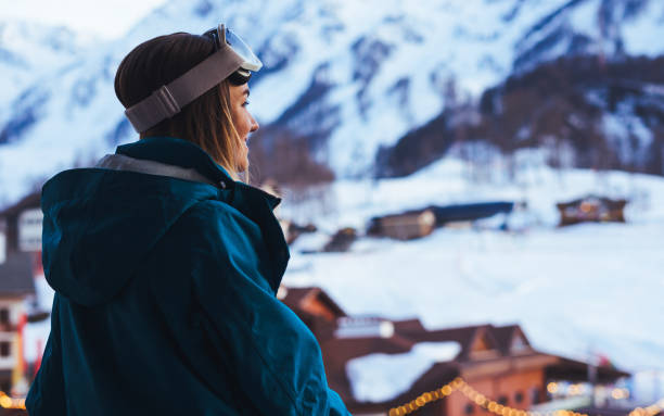 joven mujer practicante de snowboard - snowboarding snowboard teenager red fotografías e imágenes de stock