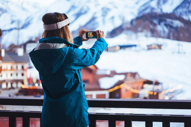 joven mujer practicante de snowboard - snowboarding snowboard teenager red fotografías e imágenes de stock