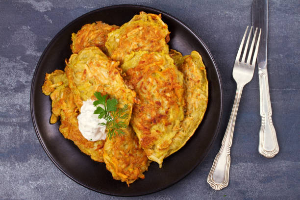 placki ziemniaczane. placki warzywne. latkes na czarnej płycie - hash brown gold food vegetable zdjęcia i obrazy z banku zdjęć