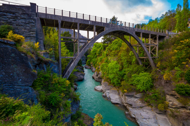 edith cavell bridge - kawarau river photos et images de collection