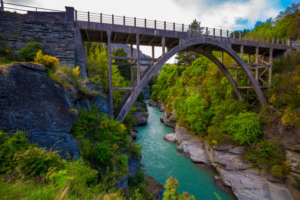 мост эдит кавелл - kawarau river стоковые фото и изображения