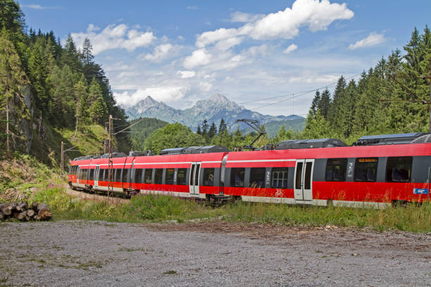 티 롤에 있는 철도 수송 - gehrenspitze 뉴스 사진 이미지