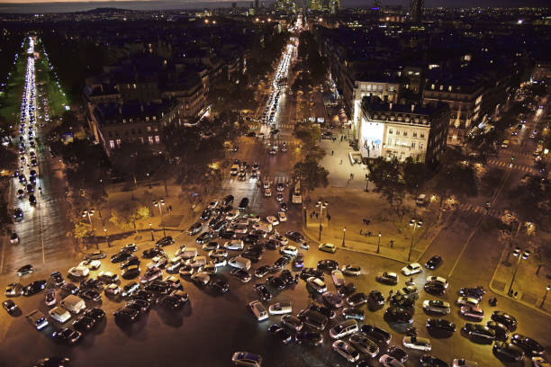 пробка место шарль де голль с вершины триумфальной арки в париже - paris france night charles de gaulle arc de triomphe стоковые фото и изображения