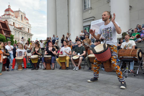 juego de tambores de músico - african descent drum african culture day fotografías e imágenes de stock