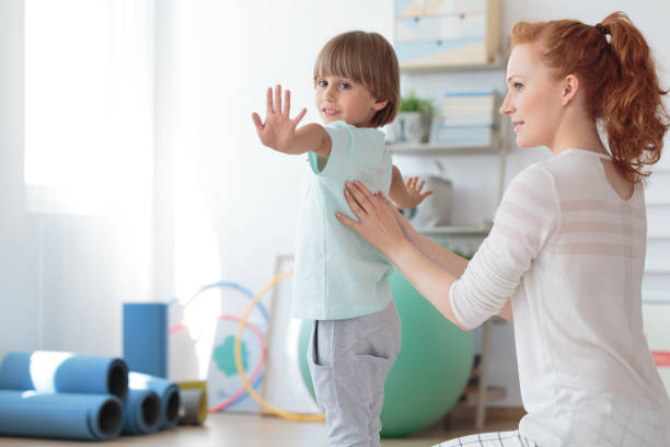 理学療法のセッション中に子 - scoliosis ストックフォトと画像