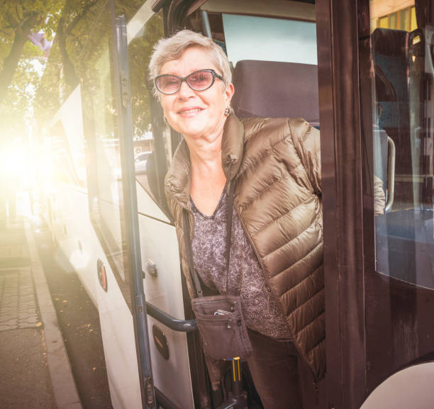 starsza kobieta w autobusie, na dworcu autobusowym - people traveling travel leaving disembarking zdjęcia i obrazy z banku zdjęć