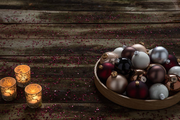 Red Christmas balls in different sizes for decorating.
