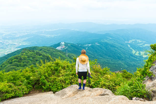 Hiking on Shirakumobashi trail