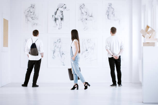 istock Visitors of art gallery 872382048