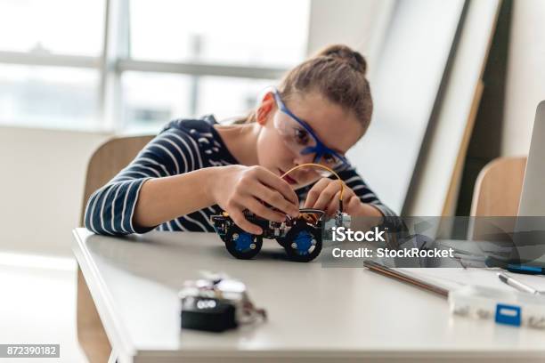 Photo libre de droit de Peu Scientifique banque d'images et plus d'images libres de droit de Petites filles - Petites filles, STEM - Thème, Jeunes filles