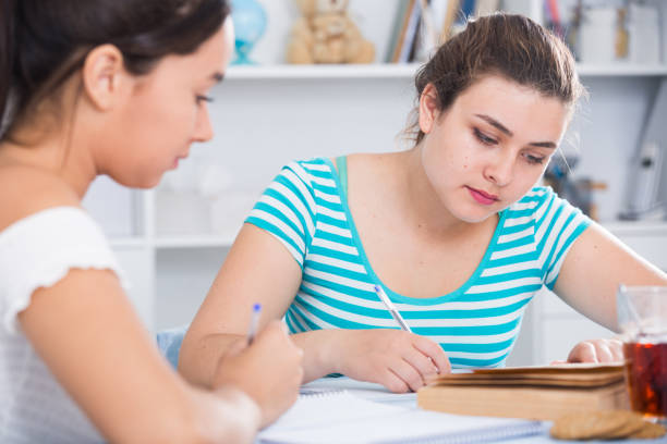 chicas adolescentes haciendo la tarea y discutir - m14 fotografías e imágenes de stock