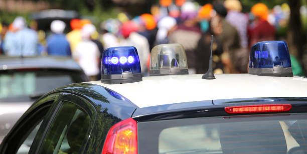 sirènes de voitures de patrouille de police clignote pendant la démonstration de - social security flash photos et images de collection