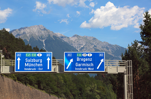 Directions on the motorway to go to Salzburg or to Munich