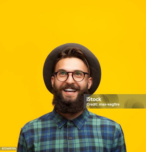 Foto de Conteúdo Jovem Na Laranja e mais fotos de stock de Homens - Homens, Óculos, Retrato