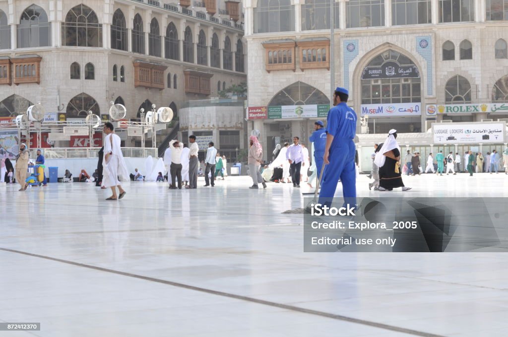 Musulmanes vienen a Kaaba alzaprimar a Dios en la Meca, Arabia Saudita. 14 de febrero de 2012 - Foto de stock de Alá libre de derechos