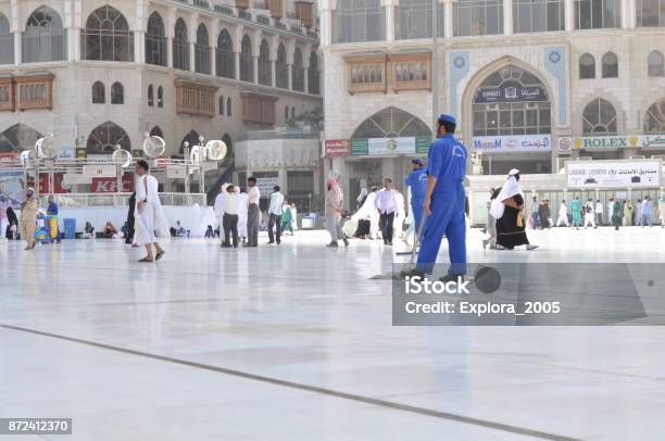 Musulmanes Vienen A Kaaba Alzaprimar A Dios En La Meca Arabia Saudita 14 De Febrero De 2012 Foto de stock y más banco de imágenes de Alá